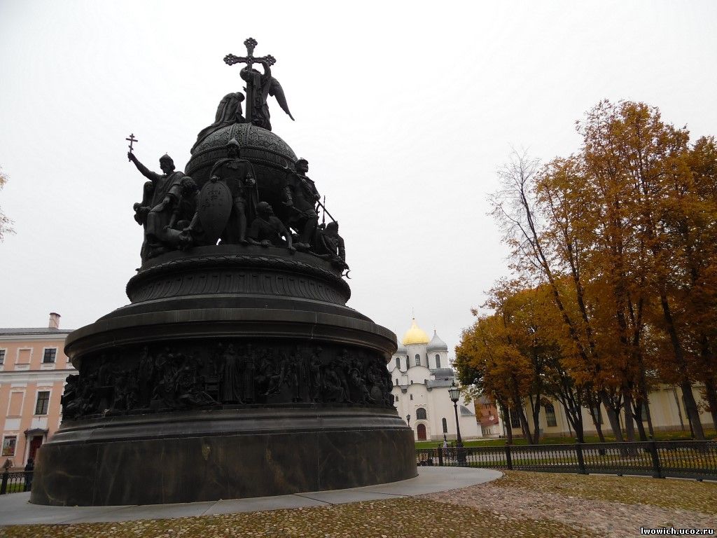 Памятник Тысячелетия России и Софийский собор в Новгородском Кремле
