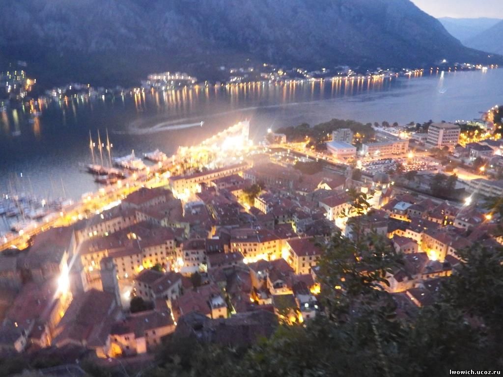 Черногория, Котор, Старый город вечером, вид из крепости