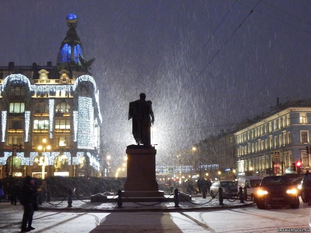 Санкт-Петербург, памяник Кутузову у Казанского собора в новогодней иллюминации
