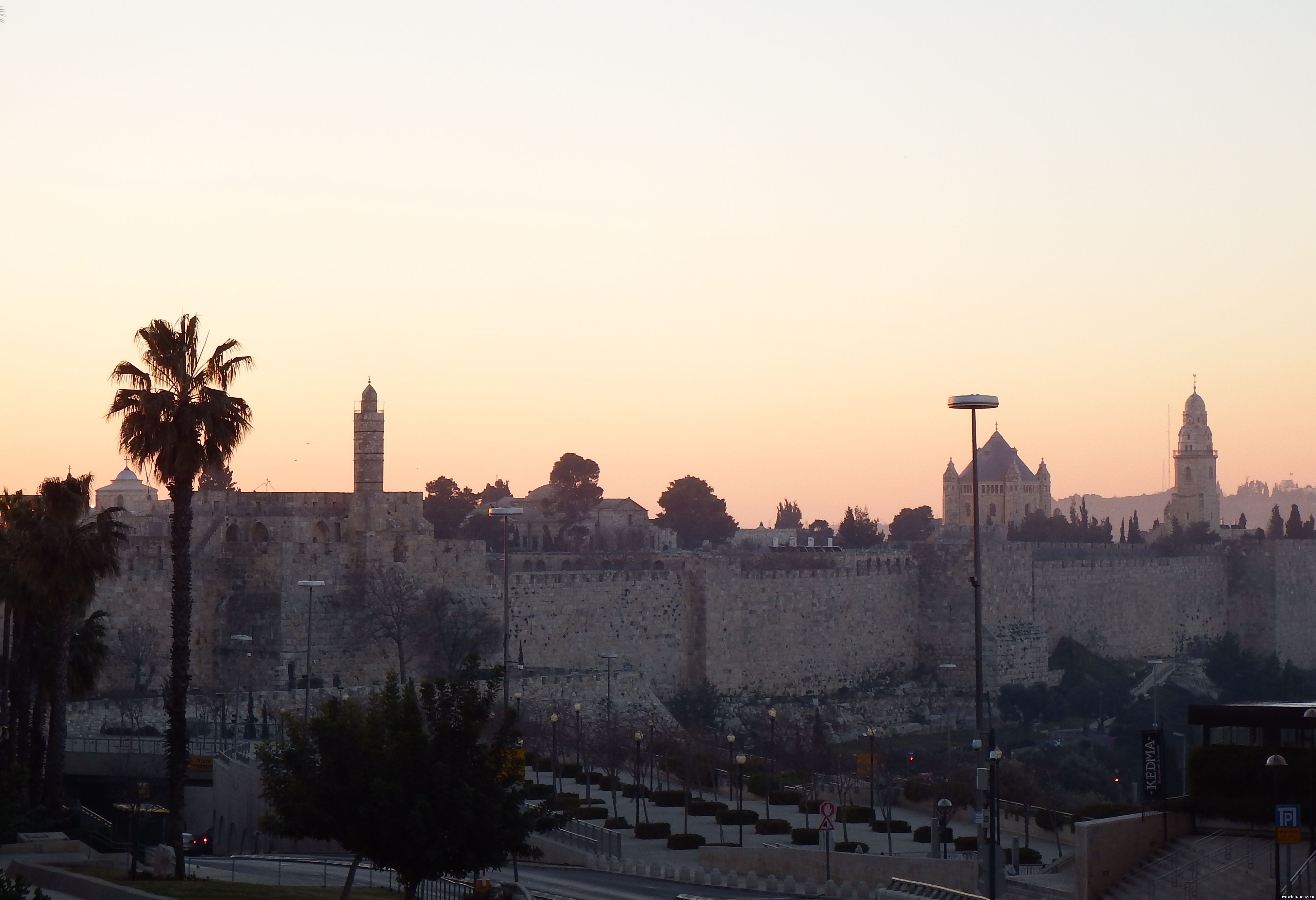 Старый город Иерусалима перед восходом Солнца